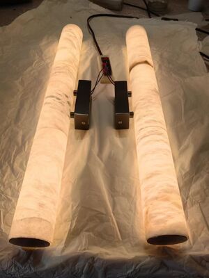 현대 침실 침대 옆 금색과 검은색 LED 벽등 스페인 자연 알라바스터